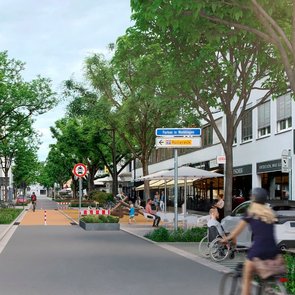 Stadtstraße mit Fußgängern, Radfahrern, Bäumen und Geschäften auf beiden Seiten.