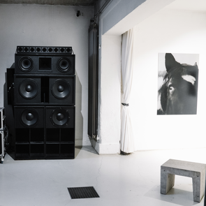 Unser Soundsystem aufgebaut inmitten der Ausstellung Long walk home von Olly Geary in der Galerie Kernweine