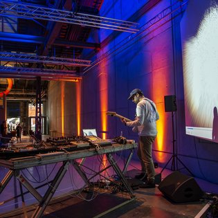 Abschlussfest des Festivals "Unter Beobachtung" im Stuttgarter Kunstverein Wagenhalle, Thomas Kiefer "Hoving"