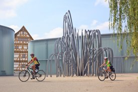 Aussenansicht Galerie Stihl mit Skulptur