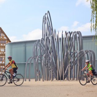 Aussenansicht Galerie Stihl mit Skulptur