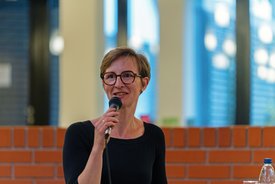 Madgalen Pirzer spricht ins Mikrofon