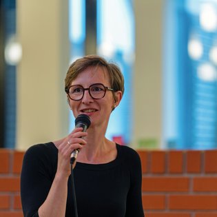 Madgalen Pirzer spricht ins Mikrofon