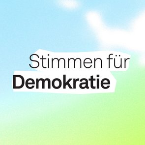 Grafik mit dem Titel »Stimmen für Demokratie« vor einem blau-grün changierendem Hintergrund. 