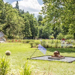 Parkansicht mit Skulptur SOPHI PARK