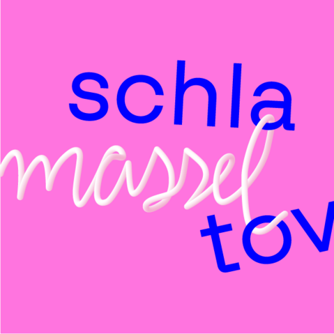 Grafik: Schriftzug »Schlamassel Tov – wie deutsch ist jüdisch« auf pinkem Hintergrund. Der Begriff Schla massel Tov ist dabei auf drei Ebenen und farblich unterschiedlich dargestellt: »schla« und »tov« sind in einem Blauton gehalten. »massel« in einem dreidimensional anmutenden Weiß, das an eine Nudel erinnern soll. Das »massel« schlängelt sich um das »a« aus »schla« und das »o« aus »tov«