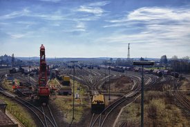 Blick von oben auf die vielen Gleise des Güterbahnhofes