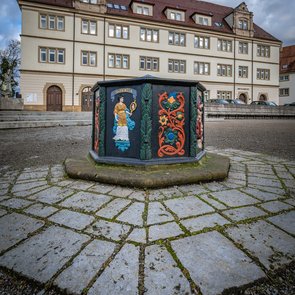 Blick auf den Brunnen vor der Stiftskirche