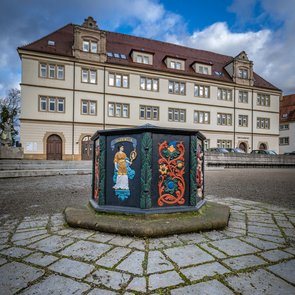 Blick auf den Brunnen vor der Stiftskirche