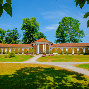 Wandelhalle vom Park aus gesehen bei strahlendem Sonnenschein