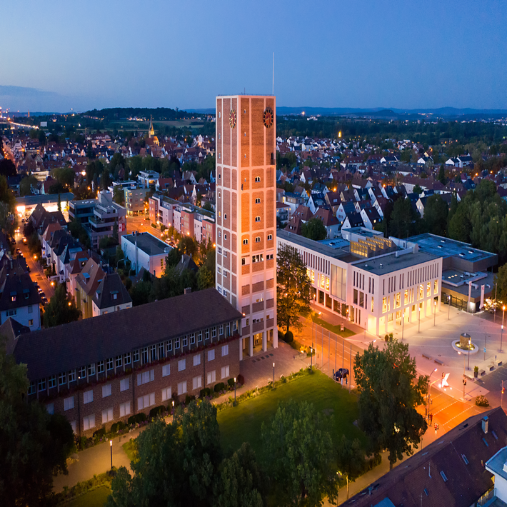 Blick auf das Rathaus bei Nacht