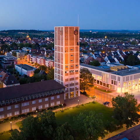 Blick auf das Rathaus bei Nacht