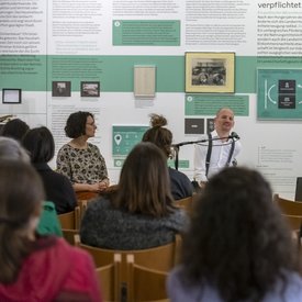 Die Gruppe der Teilnehmer*innen der Bustour als Publikum beim Salon von Michael Turinsky. 