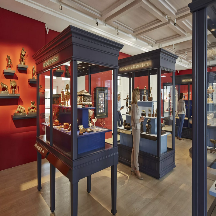 Zwei Besucherinnen in der Kunstkammer im Landesmuseum Stuttgart.