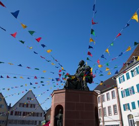 Blick auf einen Brunnen mit Fasnets-Dekoration