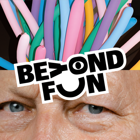 Nahaufnahme eines Gesichts mit blauen Augen und bunten Luftballons im Hintergrund sowie dem Schriftzug 'BEYOND FUN' in Schwarz-Weiß über den Augen