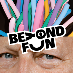 Nahaufnahme eines Gesichts mit blauen Augen und bunten Luftballons im Hintergrund sowie dem Schriftzug 'BEYOND FUN' in Schwarz-Weiß über den Augen