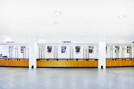 Innenansicht auf die Garderobe. Die Wände sind in hellen Tönen gehalten, der Bereich verfügt über einen Parkettboden. 