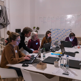 Mehrere Personen arbeiten an der Plattform Jewish Places