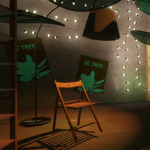 Ein gemütlich beleuchteter Raum mit einer hölzernen Klappstuhl in der Mitte. Im Hintergrund hängen Lichterketten mit kleinen weißen Glühbirnen und mehrere grüne Poster mit der Aufschrift „BE TREE!“ und einem stilisierten Blattmotiv. Links steht ein hölzernes Regal, darüber hängen große, blattförmige Dekorationen von der Decke. Das warme Licht erzeugt sanfte Schatten auf Boden und Wand.