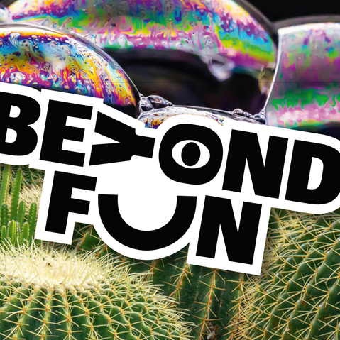 Nahaufnahme von mehreren runden Kakteen mit großen, schillernden Seifenblasen darüber und dem Schriftzug 'BEYOND FUN' in schwarz-weißer Schrift darübergelegt