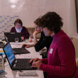 Mehrere Personen arbeiten an der Plattform Jewish Places