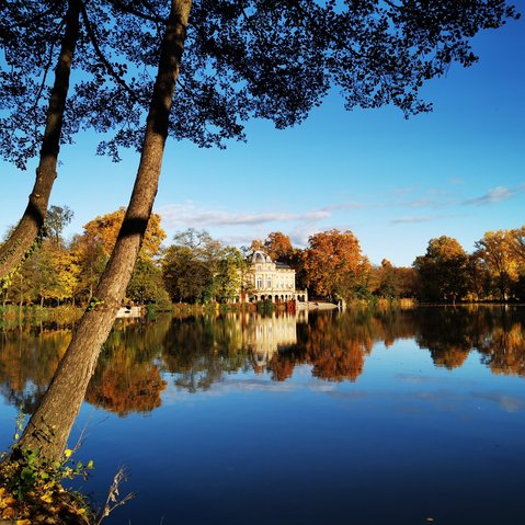 Blick über den See auf Monrepos