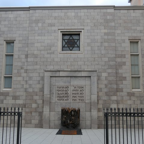 Blick von aussen auf die Synagoge.