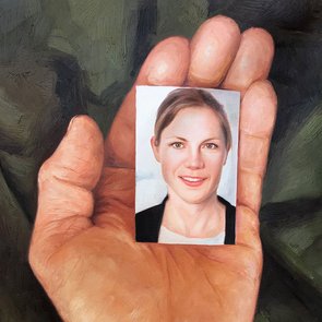 Ölgemälde einer Hand, die ein kleines Porträtfoto einer lächelnden Frau hält
