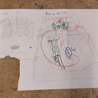 Zwei handgezeichnete Skizzen auf weißem Papier mit Linien, Formen und handschriftlichen Notizen, darunter ein Boot und ein Fahrrad, auf einem Holztisch liegend.