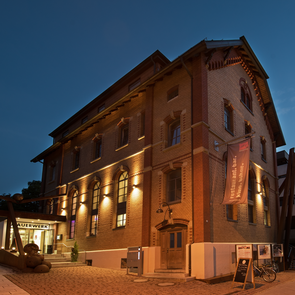 Aussenansicht Gebäude Mauerwerk bei Nacht, beleuchtet