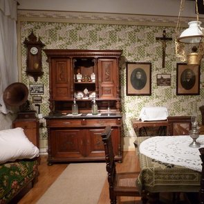 Blick in die Ausstellung. Es ist unter anderem eine Anrichte, ein Tisch mit Stühlen und ein Sofa zu sehen