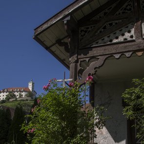 Blick vom Garten auf das Schloss
