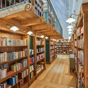 Blick in die Bücherreihen