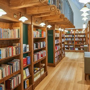 Blick in die Bücherreihen