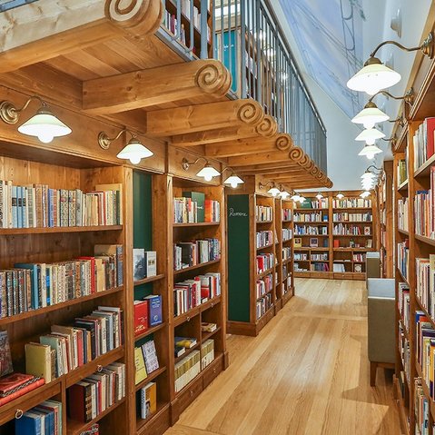 Blick in die Bücherreihen