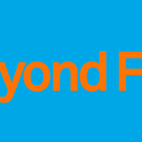 Grafik: Schriftzug »Beyond Fun« in Orange auf blauem Hintergrund.