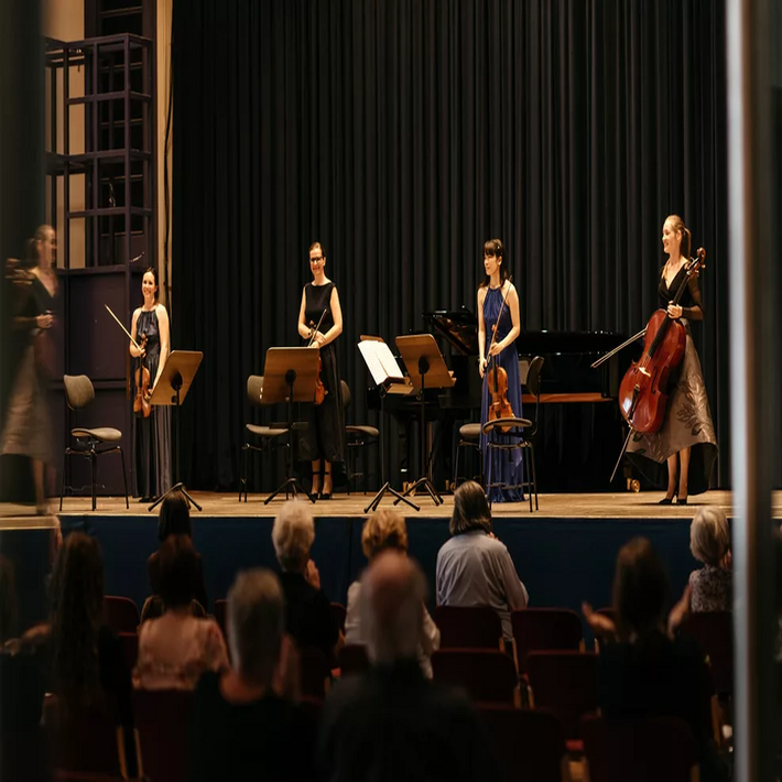 Blick auf die Bühne und die Solist:innen der Philharmoniker