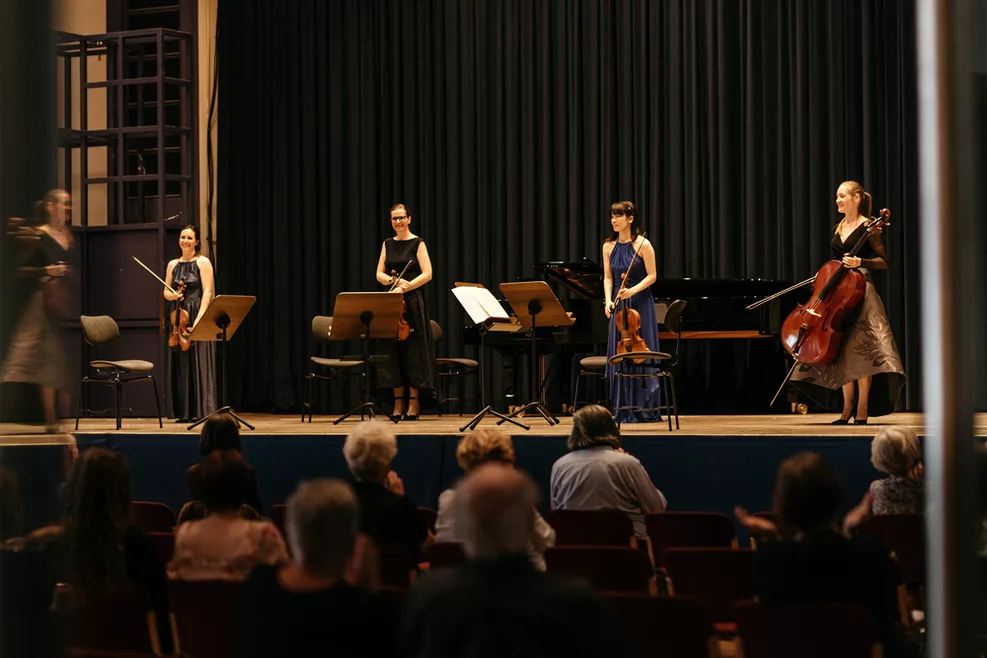 Blick auf die Bühne und die Solist:innen der Philharmoniker