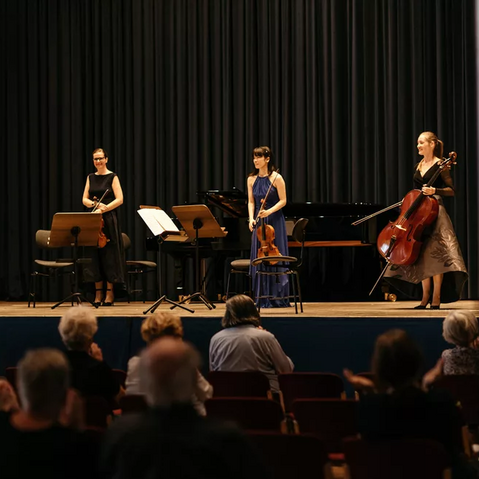 Blick auf die Bühne und die Solist:innen der Philharmoniker