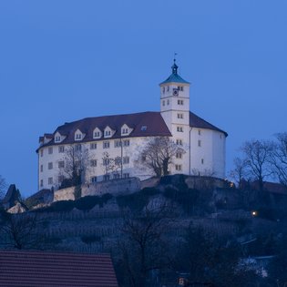 Blick auf das Schloss bei Dämmerlicht