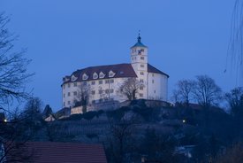 Blick auf das Schloss bei Dämmerlicht