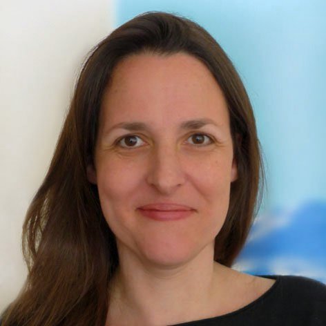 Portrait von Leonie Mohr. Sie hat dunkles, leicht gewelltes Haar und trägt ein schwarzes Oberteil.