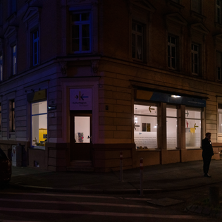 Geschäftsstelle der KulturRegion bei Nacht. In den räumlichkeiten brennt Licht.