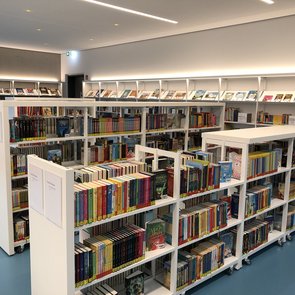 Blick auf Regale in der Mediathek