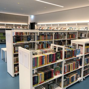 Blick auf Regale in der Mediathek
