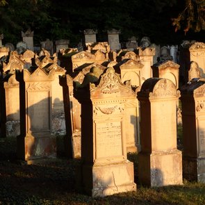 Foto von mehreren jüdischen Grabmählern im Abendlicht.