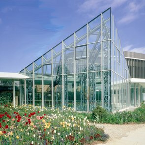 Aussenansicht Stadthalle Sindelfingen. Blick auf einen modernen Anbau aus Glas.