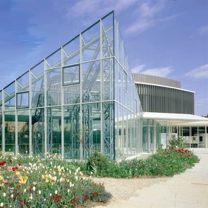 Aussenansicht Stadthalle Sindelfingen. Blick auf einen modernen Anbau aus Glas.