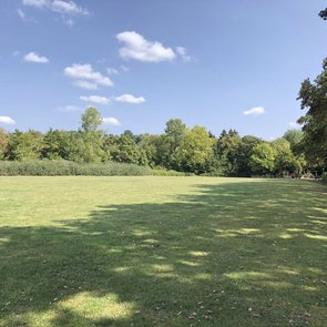 Klosterwiese bei herrlichem Sonnenschein mit einzelnen kleinen Wolken